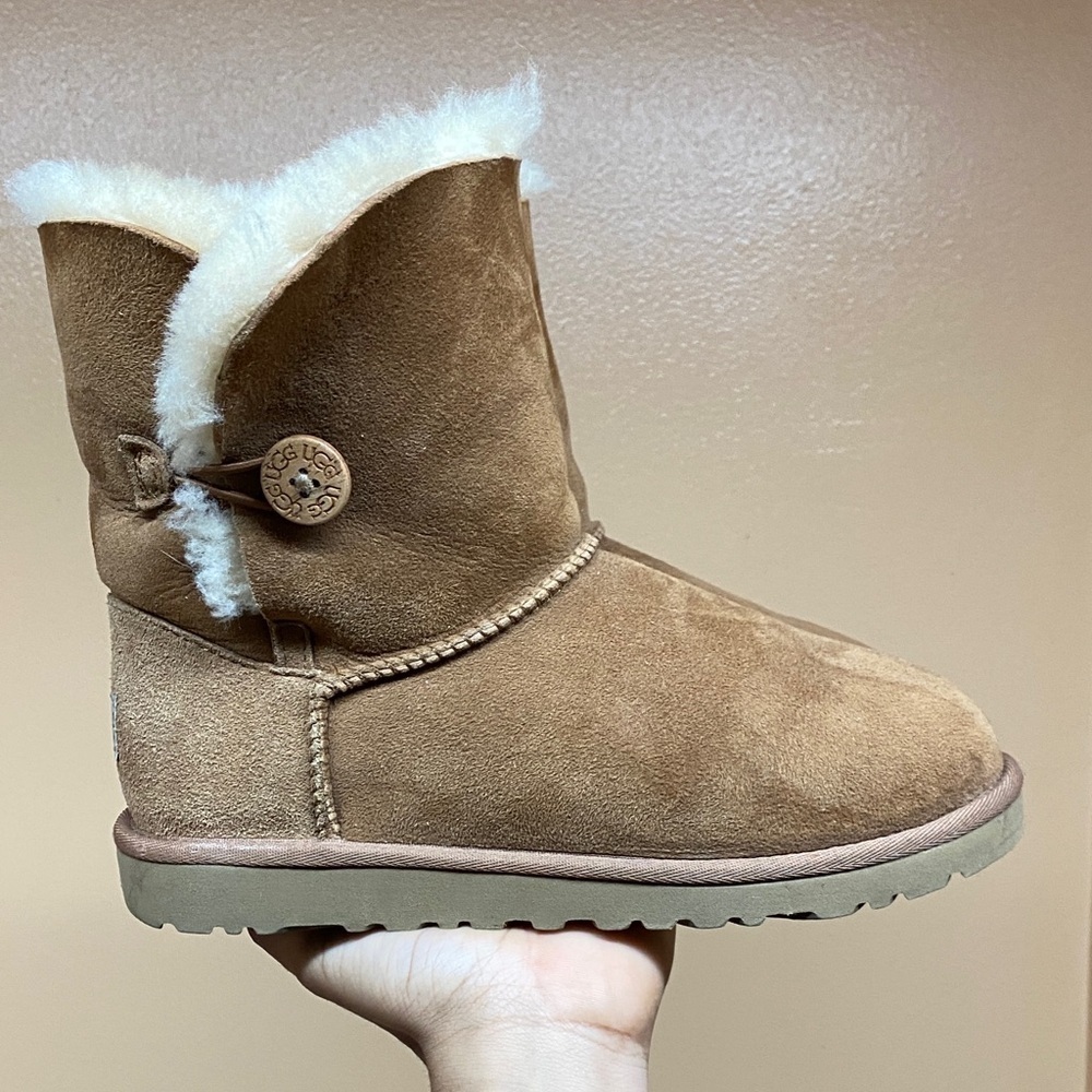 UGG Bailey Button II Women’s Suede Boots “Chesnut” Size 5